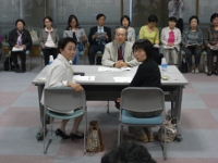 写真: 講習会参加者の質問に耳を傾ける鈴江, 小野, 津村の各氏
