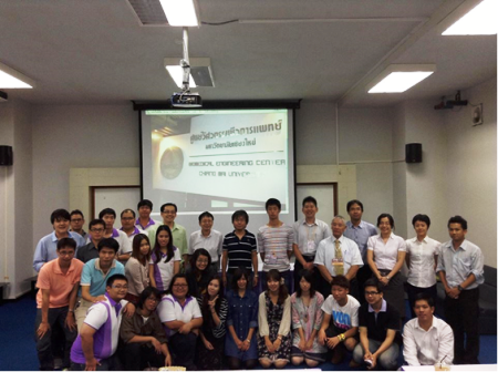 チェンマイ大学にて　学生発表セッション後の集合写真