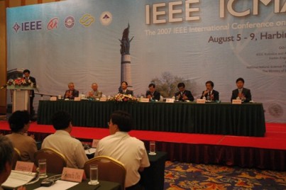 IEEE ICMA 2007（左１：一井学長、左２：郭教授）