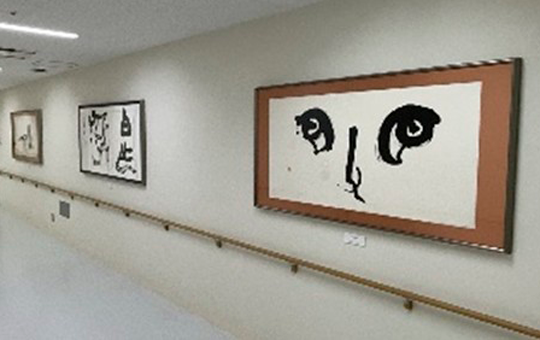 附属病院に県を代表する書道家・小森秀雲氏(故人)の書作品を寄贈いただきました ― 院内へ展示し、患者や来院者に文化的な潤いを提供 ―