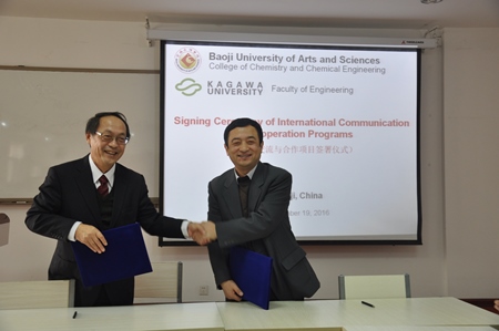 香川大学工学部 中西俊介学部長（左）と、宝鶏文理学院化学化工学院 陳強院長（右）。