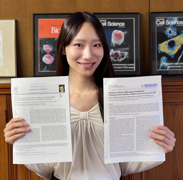 執筆した論文を手にする森下陽香さん