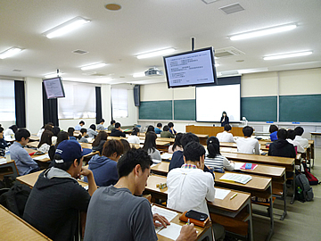 全学共通教育科目 主題A「働く喜び」（5月19日）にて、厚生労働省香川労働局の方にお話いただきました。①