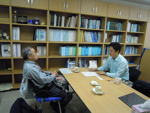 呉准教授と会談中の本城センター長
