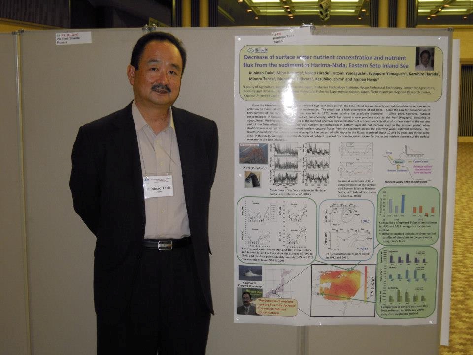 Best Presentation Award を受賞した発表ポスターの前で