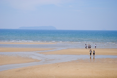 広大な有明浜。沖に伊吹島が見える。