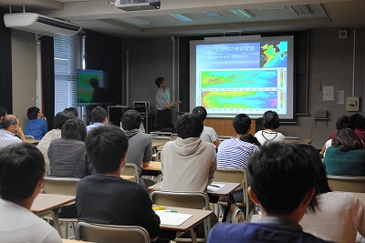 学生達も熱心に聞き入っています