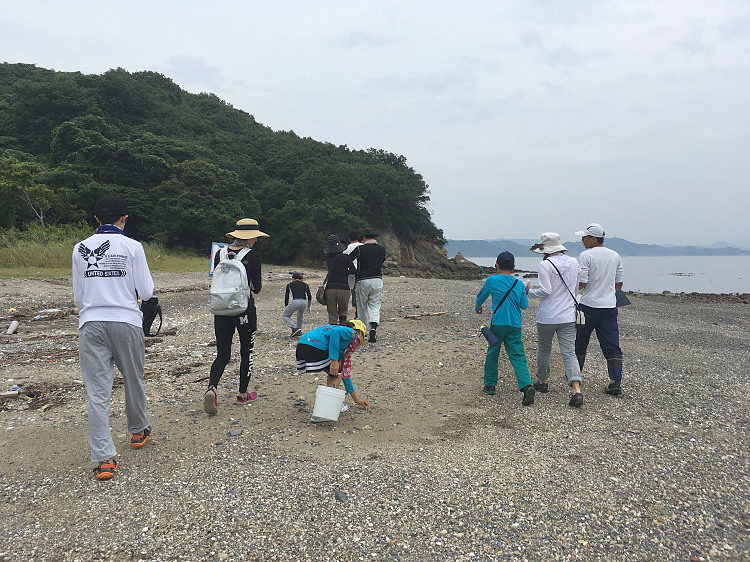 砂浜を歩いて磯へ