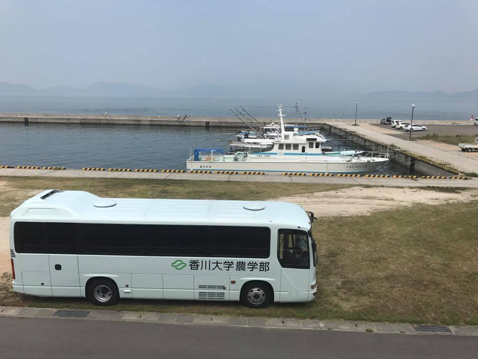 バスで庵治マリンステーション到着(後ろに見えるのはカラヌスⅢ)