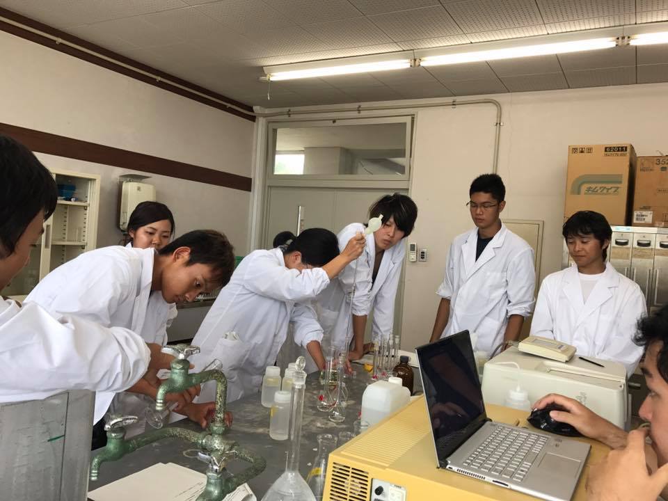 科学実験室で、海水中の栄養塩、Chla(クロロフィル：光合成色素)分析