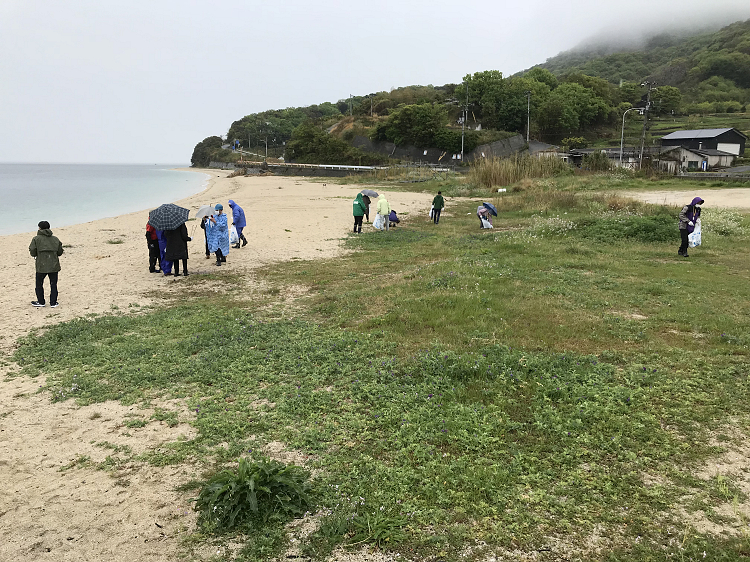 小雨の中での海岸清掃