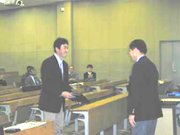 上 真一：日本プランクトン学会会長から表彰を受ける一見助教授（左）