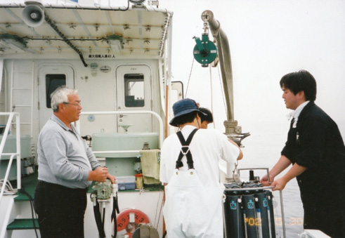 調査船カラヌス上で作業中の濵垣さん（左）