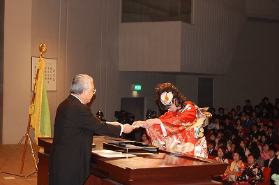 学長から学位記を授与される総代 