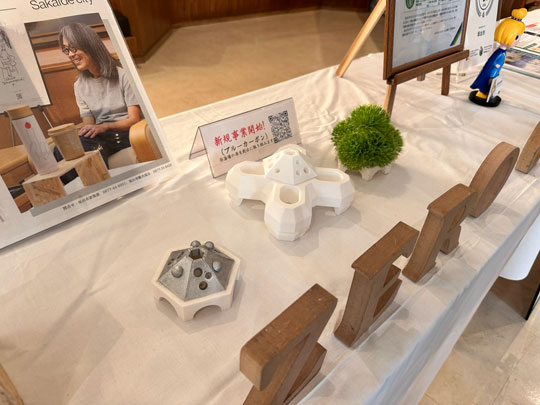 ロビーに展示された藻場造成構造物の模型