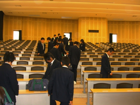 施設見学の様子