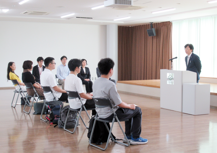 祝辞を贈る荒木副学長