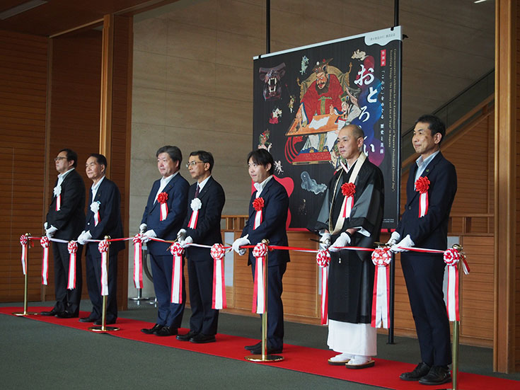 開会式・内覧会テープカット（右端が小方館長）