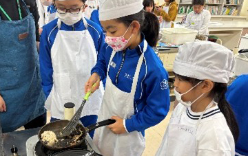 附属高松小縦割り学級緑４組がラーメン店と協同で 調理実習を行います