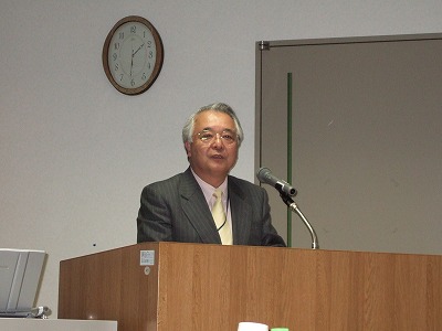 挨拶する一井学長