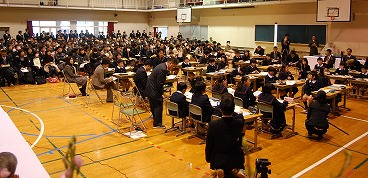 体育館での全体授業(４年生国語科の様子)