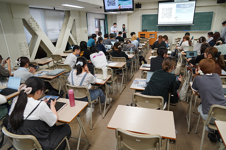 各自のスマートフォンで「ニセ警察詐欺仮想被害体験ツール」を体験している学生の様子