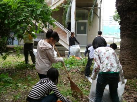 クリーンキャンパス（構内清掃）に集合した学生及び教職員