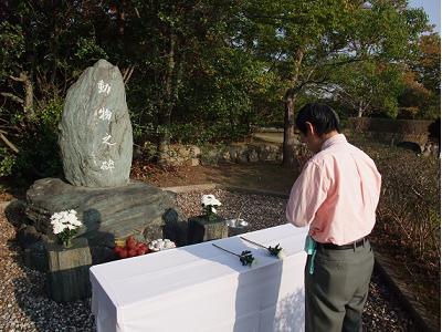 献花を行う今井田動物実験部門長