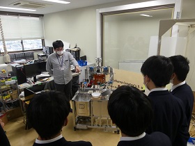 創造工　うどん湯切りロボットを見学中.JPG