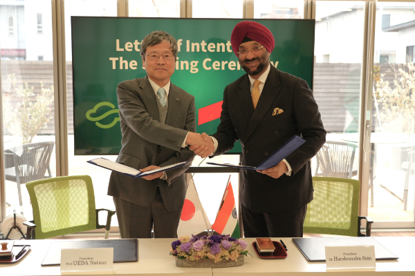 左：上田夏生学長　右：Harshvendra Soin氏