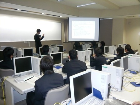 工学部紹介，入試についての説明の様子