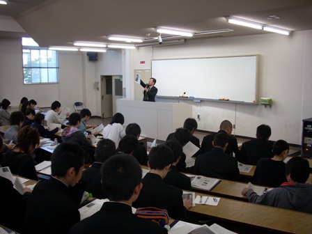 法学部（授業見学の様子）