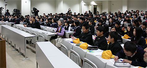 集まった児童のみなさんと報道陣