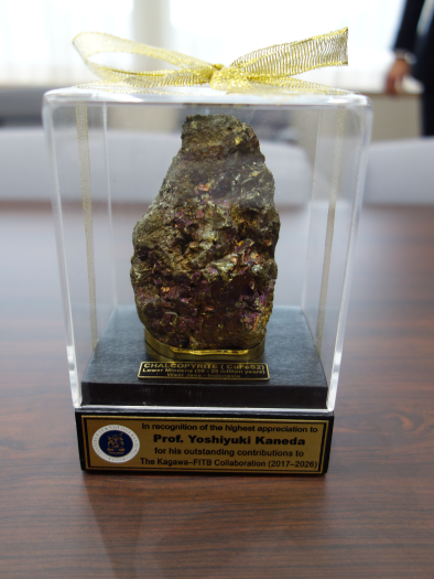 感謝状とともに黄銅鉱の記念品もバンドン工科大学から授与されました