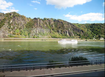 ライン川を行く船（車中から見る風景）