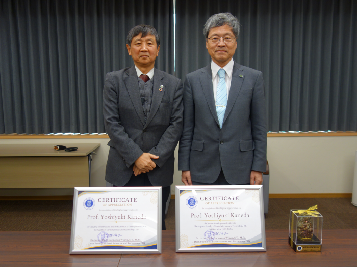 (左から)金田特任教授、上田学長