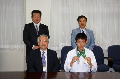 一井学長、飛倉君、多田先生、佐藤校長