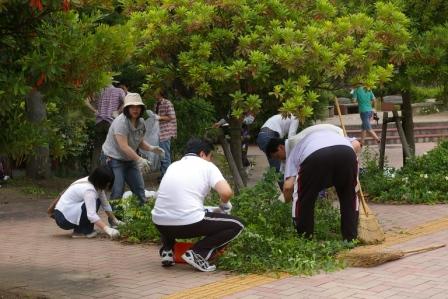 協力して構内清掃を行う学生及び教職員