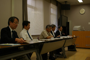 左から原教授、土井教授、角田副学長、佐川琴電常務、川上琴電専務