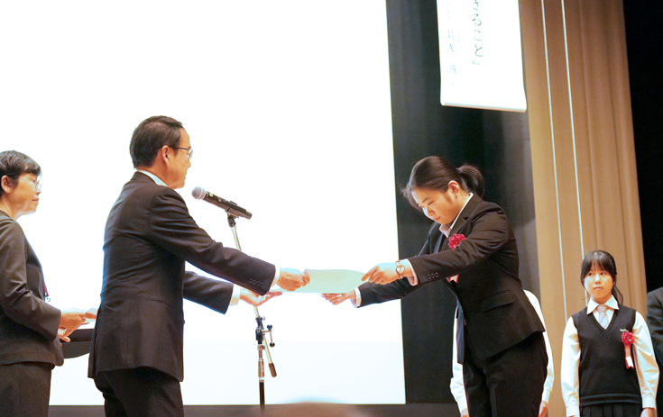 ①香川大学サイバー防犯ボランティアSETOKU-表彰状授与の様子.png