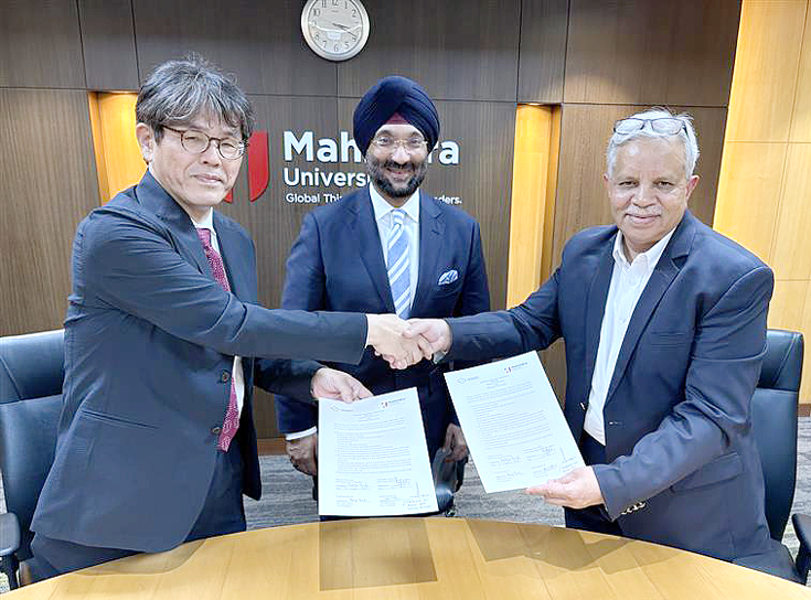 1_調印式の様子①（左和田副学長、右Medury学長、中央Soin氏）.png