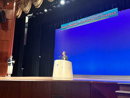 挨拶を述べる上田学長