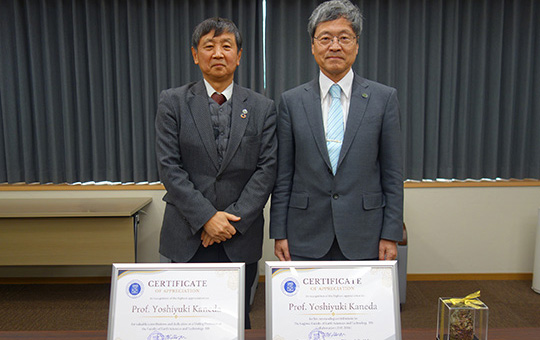 バンドン工科大学より金田義行特任教授が感謝状を受領し、学長へ報告を行いました