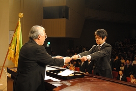 学長から学位記を授与される総代