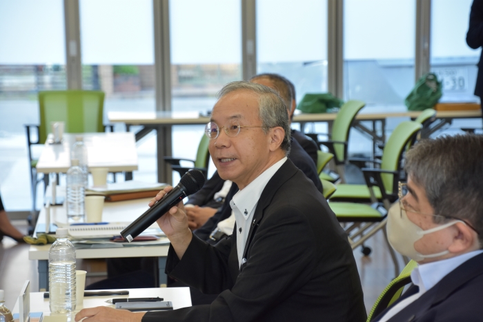 アドバイザーとして発言する河村・徳島大学長