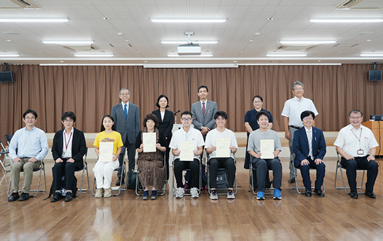 大学院生に対する学術研究活動表彰式を開催しました