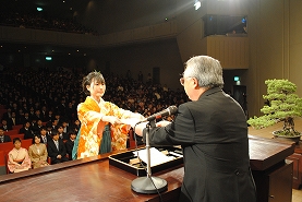 学長から学位記を授与される総代