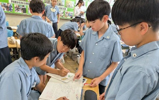 選挙について社会科で学ぶ児童の様子