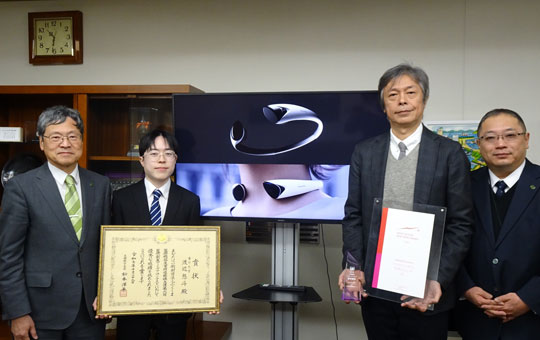 第6回 医療創生アイデアコンテスト 最優秀賞（文部科学大臣賞）受賞学生が上田学長を表敬訪問