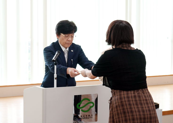 表彰状を授与する荒木副学長